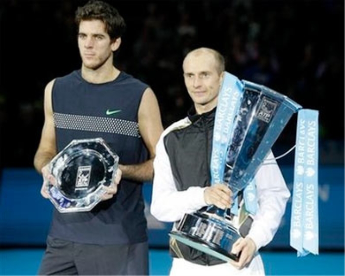 Nikolay Davydenko (phải) và Juan Martin Del Potro nhận phần thưởng.